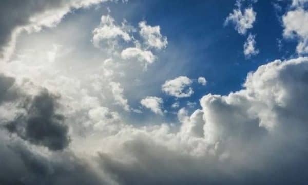 Në disa vende pritet edhe breshër, kështu do të jetë moti sot
