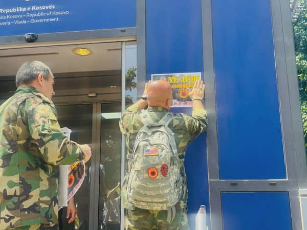 “Ne jemi çlirimtarë, Kurti të kërkoj falje”, veterani vendos pankarta para Qeverisë