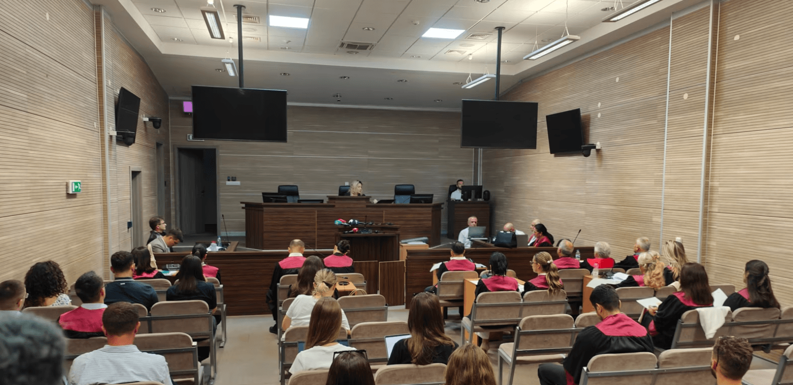 Në Prishtinë nis gjykimi në mungesë kundër 21 të akuzuarve për Masakrën e Reçakut