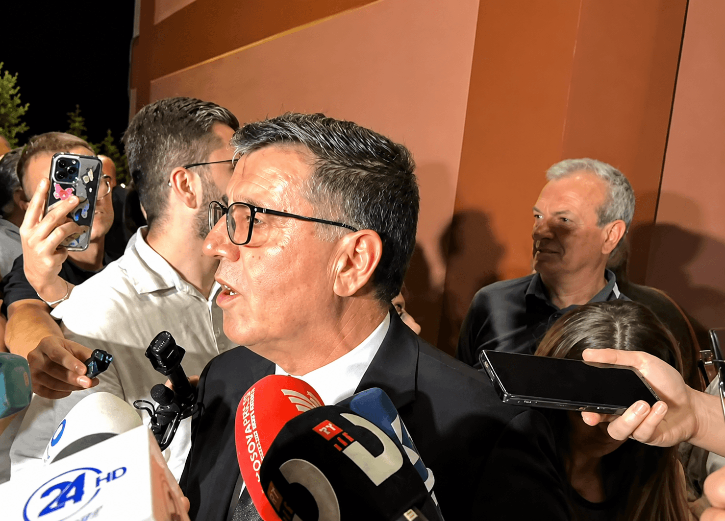 Lëvizje e re politike? Haziri paralajmëron rikthimin e bisedimeve me VV-në
