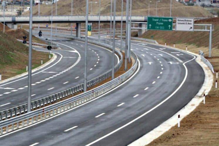 Nesër ndalohet përkohësisht qarkullimi i kamionëve mbi 20 tonë në autoudhë