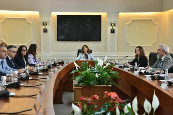 Përfundon takimi i Haxhiut me përfaqësuesit e partive politike