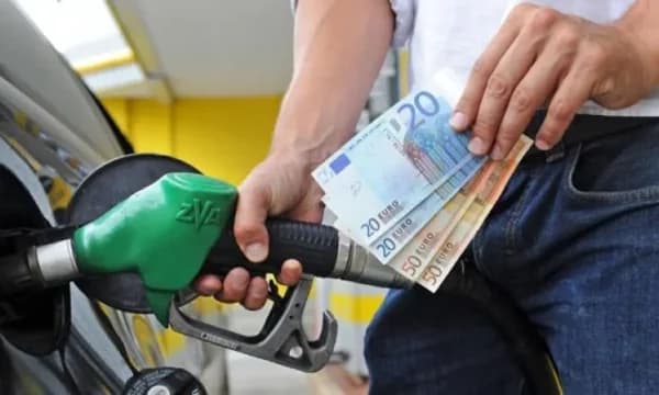Çmimi i naftës e benzinës sot më shtrenjtë se dje