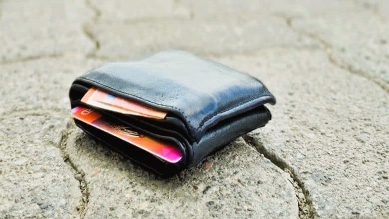 E mitura në Mitrovicë e gjen kuletën me 2000 euro në rrugë, e dorëzon në polici