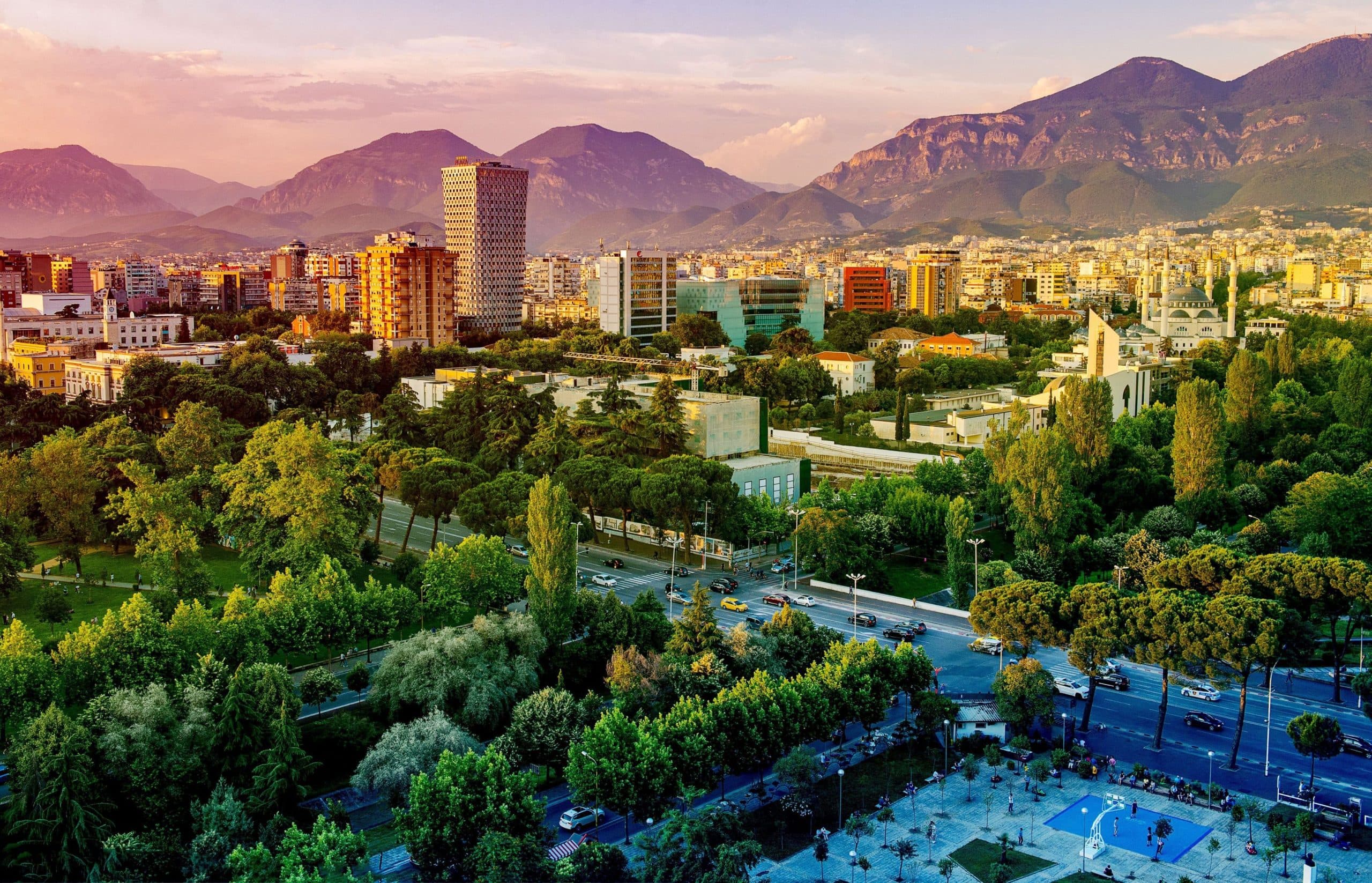 Daily Mail: Tirana një nga destinacionet më të lira për pushime në Evropë