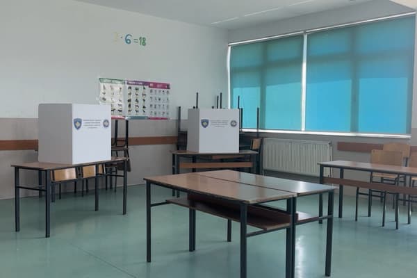 ​Prishtina përgatitet për ditën e votimit, komisionerët shpërndajnë materialet jo-sensitive