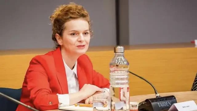 Flutura Kusari: KPM-ja synon t’i disiplinojë mediat e moderatorët kritikë ndaj VV’së duke i kërcënuar me marrje licence e mbyllje