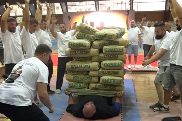 ​Kosova në Guinness, Bujar Muli theu rekordin botëror, mbajti mbi trup 2000 kilogramë!