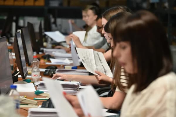 KQZ në fazën e fundit të numërimit, mbeten të numërohen votat me postë dhe ato me kusht
